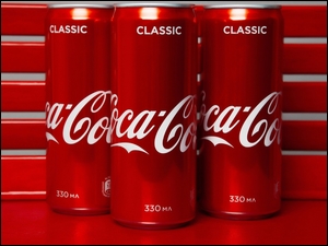 Trzy puszki coca coli