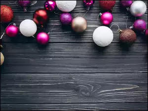 Kolorowe bombki rozrzucone na deskach
