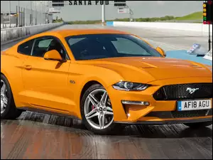 Ford Mustang GT pomarańczowe
