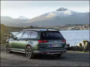zielony Volkswagen Passat nad brzegiem jeziora