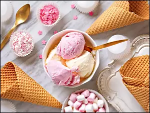 Wafelki położone obok lodów i pianek w miseczkach