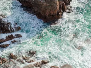 Skalny brzeg z oceanicznymi falami