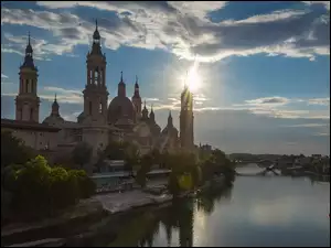 Bazylika Nuestra Senora del Pilar nad zreką Ebro w hiszpańskiej Saragossie