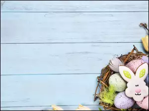 Gniazdo z zajączkiem tulipanami pisankami i baziami