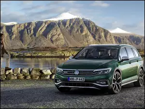 Kobieta i mężczyzna obok samochodu Volkswagen Passat Alltrack
