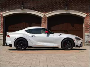 Samochód Toyota Supra First Drive zaparkowany przed budynkiem