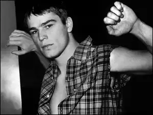 w kratę, Josh Hartnett, koszula