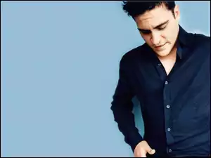 Joaquin Phoenix, czarna koszula