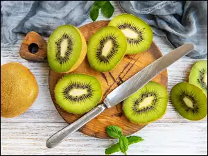 Plasterki kiwi na desce