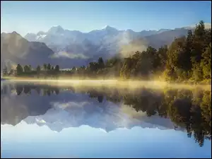 Góra Cooka nad jeziorem Matheson