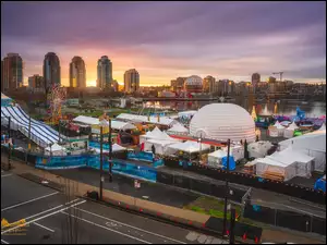 Wschód słońca, Vancouver, Droga, Namioty, Karuzela, Wieżowce, Jarmark, Kanada, Aurora Winter Festival