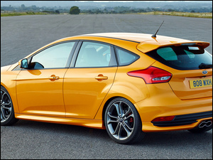 Pomarańczowy Ford Focus ST bokiem