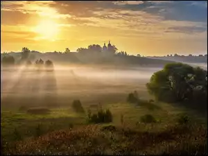 Zamglony poranek nad domami