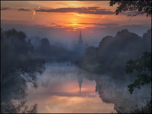 Suzdal, Rzeka Kamienka, Cerkiew, Obwód włodzimierski, Drzewa, Wschód słońca, Rosja, Mgła