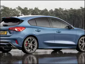 Stalowy Ford Focus ST