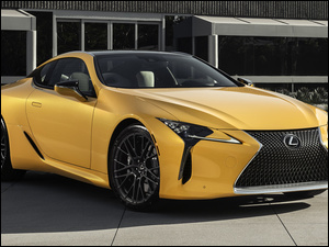 Żółty Lexus LC