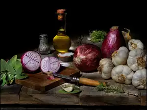 Cebula i czosnek obok butelki z olejem