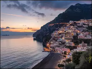 Positano, Morze, Chmury, Włochy, Domy, Góry, Wybrzeże