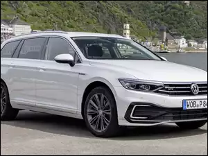 Biały Volkswagen Passat GTE