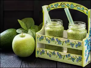Smoothie z jabłkami awokado i bazylią