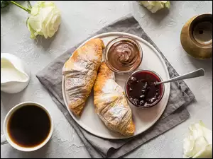 Rogaliki obok dżemu i nutelli