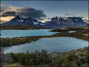 Chile, Ośnieżone, Patagonia, Krzewy, Park Narodowy Torres del Paine, Szczyty, Jezioro, Góry Torres del Paine, Chmury