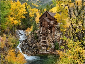 Młyn Crystal Mill wśród jesiennej roślinności