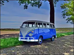 Na drodze stary autobus