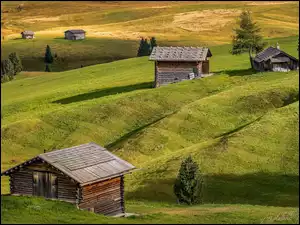 Domki na płaskowyżu Seiser Alm w dolinie Val Gardena we Włoszech