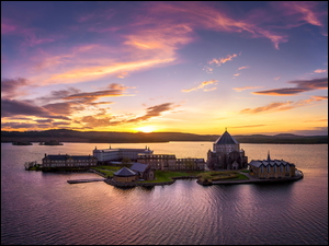 Wyspa z Sanktuarium St Patrickss Purgatory na jeziorze Lough Derg