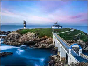 Latarnia morska na wybrzeżu Ribadeo na wyspie Isla Pancha w Hiszpanii