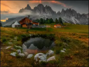 Włochy, Dolomity, Drzewa, Oczko wodne, Chmury, Park krajobrazowy Puez Odle, Góry, Góry, Domy