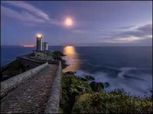 Latarnia morska Phare du Petit Minou w blasku księżyca