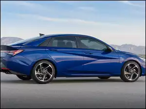 Nowy model Hyundai 2020 stoi na drodze przy górach