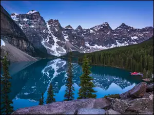 Widok na Jezioro Moraine w dolinie Dziesięciu Szczytów w Parku Narodowym Banff