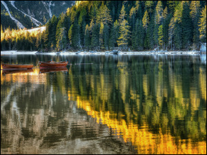 Łódki na zalesionym jeziorze Pragser Wildsee