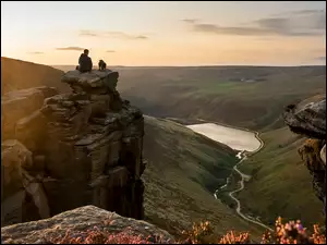Mężczyzna z psem na skale nad zbiornikiem Greenfield Reservoir
