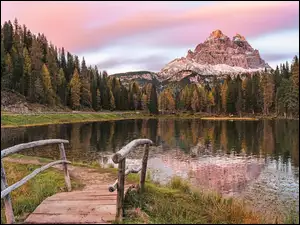 Mostek przy jeziorze Antorno Lake na tle masywu Tre Cime di Lavaredo