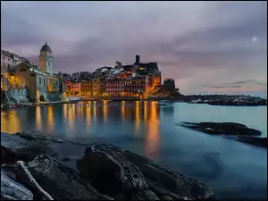 Zatoka, Włochy, Vernazza, Skały, Prowincja La Spezia, Morze Liguryjskie, Wschód słońca, Domy