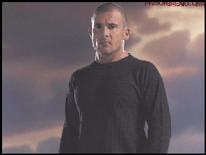 Dominic Purcell, czarna bluzka