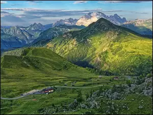 Włochy, Góry, Góra Monte Pore, Szczyty, Dolomity, Droga, Domy, Zalesione, Skały
