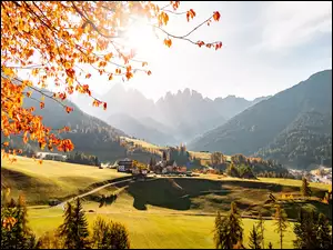 Lasy, Dolomity, Jesień, Włochy, Domy, Góry, Wieś, Drzewa, Masyw Odle, Santa Maddalena, Dolina Val di Funes, Kościół