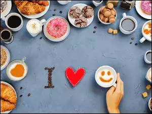 Filiżanki kawy i ciasteczka wokół napisu I love kawę