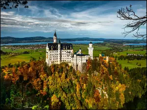Zamek Neuschwanstein i panorama gminy Schwangau w Bawarii