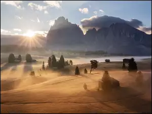 Mgła, Płaskowyż Seiser Alm, Drzewa, Drewniane, Domki, Dolina Val Gardena, Dolomity, Włochy, Góry Sassolungo