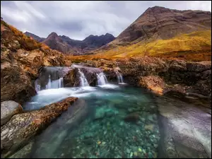 Wodospady na tle gór Cuillin w szkockim regionie Highland