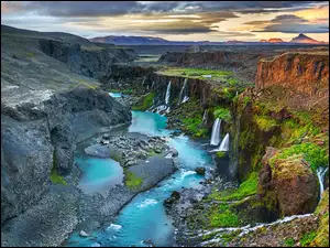Zachmurzone niebo nad kanionem Fjaðrárgljúfur w Islandia