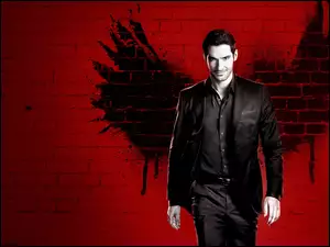 Tom Ellis ubrany na czarno grającyLucyfera w serialu TV