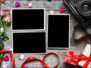 Bukiet róż z prezentami i aparat fotograficzny