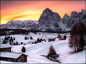 Wschód słońca, Domki, Drzewa, Drewniane, Płaskowyż Seiser Alm, Włochy, Dolomity, Dolina Val Gardena, Góry Sassolungo, Zima